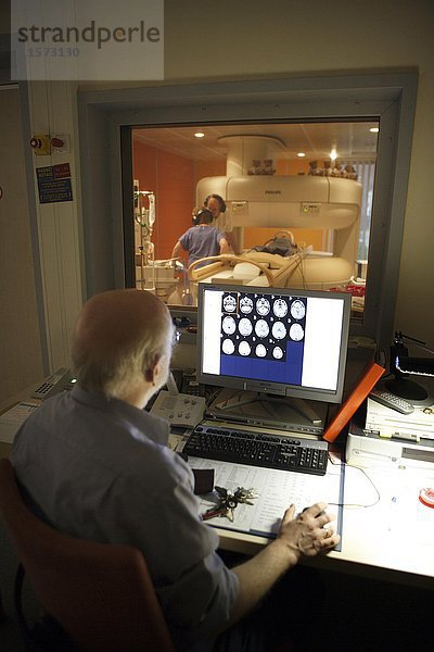 Arzt  der Computer-Röntgenbilder eines MRT-Geräts überwacht  Radiologie  Kinderklinik  Hamburg  Deutschland  Europa