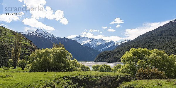 Matukituki-Tal  verschneiter Mount Aspiring  Mount-Aspiring-Nationalpark  Otago  Südland  Neuseeland  Ozeanien