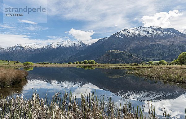 Bergkette  die sich in einem See spiegelt  Matukituki-Tal  Mount Aspiring National Park  Otago  Southland  Neuseeland  Ozeanien