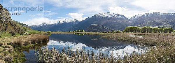 Bergkette  die sich in einem See spiegelt  Matukituki-Tal  Mount Aspiring National Park  Otago  Southland  Neuseeland  Ozeanien