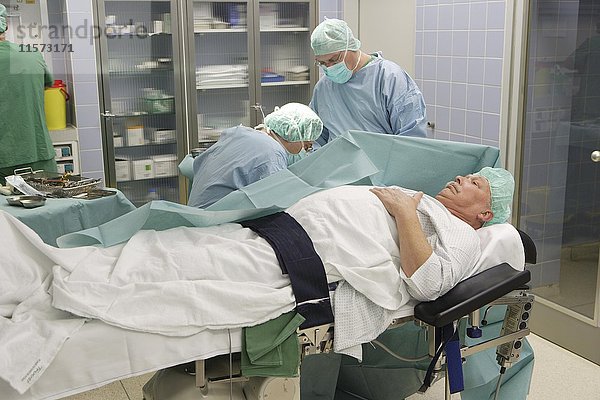 Gefäßchirurgie  Operation an der Hand mit lokaler Anästhesie  Operationssaal im Krankenhaus  Düsseldorf  Nordrhein-Westfalen  Deutschland  Europa