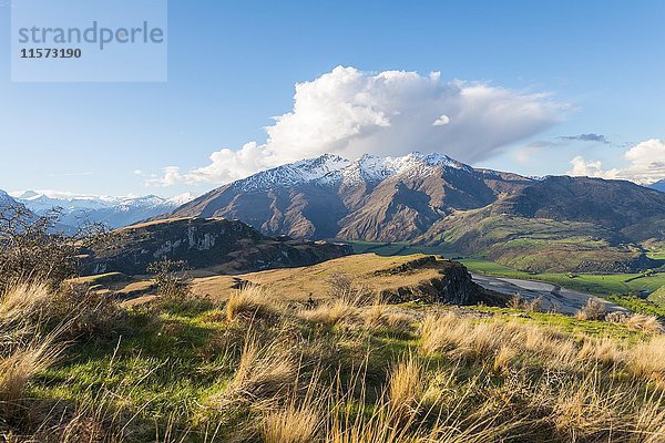Blick auf Berge mit Schnee  Wanaka Lake  Rocky Peak  Glendhu Bay  Otago  Southland  Neuseeland  Ozeanien