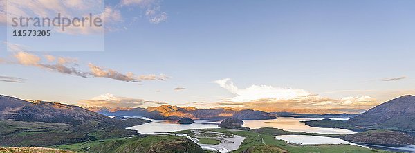 Sonnenuntergang  Panoramablick auf Wanaka Lake und Berge  Rocky Peak  Glendhu Bay  Otago  Southland  Neuseeland  Ozeanien