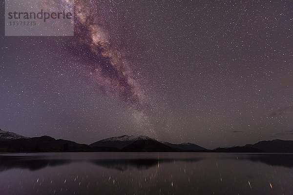 Nachtszene  Wanaka See mit Sternen und Milchstraße  Sterne spiegeln sich im Wasser  Glendhu Bay  Otago  Southland  Neuseeland  Ozeanien