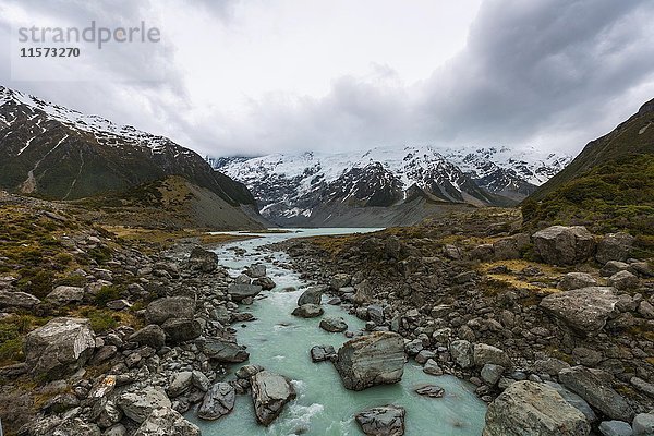 Hooker River fließt aus dem Lake Mueller  Gletschersee  Hooker Valley  Mount Cook National Park  Canterbury Region  Neuseeland  Ozeanien