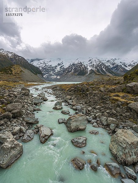 Hooker River fließt aus dem Lake Mueller  Gletschersee  Hooker Valley  Mount Cook National Park  Canterbury Region  Neuseeland  Ozeanien