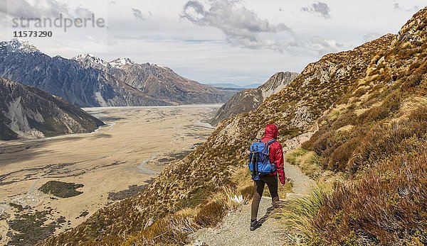 Wanderer  Blick ins Hooker Valley vom Sealy Tarns Track  Mount Cook National Park  Region Canterbury  Südinsel  Neuseeland  Ozeanien