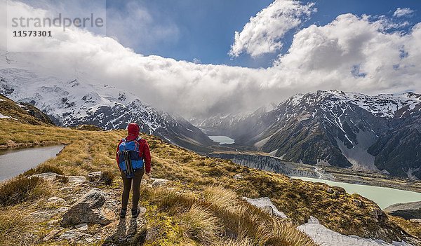 Wanderer mit Blick ins Hooker Valley  Bergsee Sealy Tarns  Mount Cook National Park  Region Canterbury  Southland  Neuseeland  Ozeanien