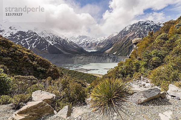 Blick auf das Hooker Valley vom Sealy Tarns Track  Gletscherseen Mueller Lake und Hooker Lake  Mount Cook National Park  Region Canterbury  Southland  Neuseeland  Ozeanien