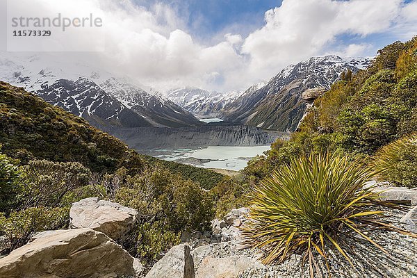 Blick auf das Hooker Valley vom Sealy Tarns Track  Gletscherseen Mueller Lake und Hooker Lake  Mount Cook National Park  Region Canterbury  Southland  Neuseeland  Ozeanien