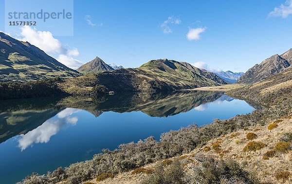 Berge  die sich im See spiegeln  Moke Lake bei Queenstown  Region Otago  Südland  Neuseeland  Ozeanien