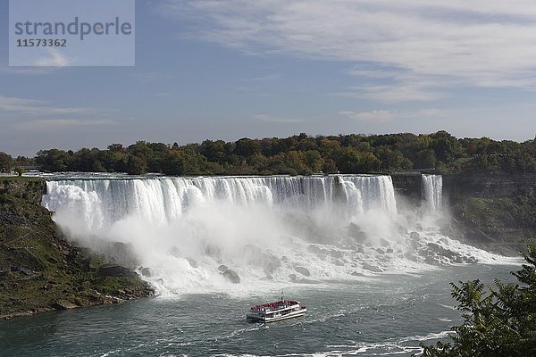 Amerikanische Fälle mit Touristenboot  Niagara Falls Centre  Niagara Falls  Provinz Ontario  Kanada  Nordamerika