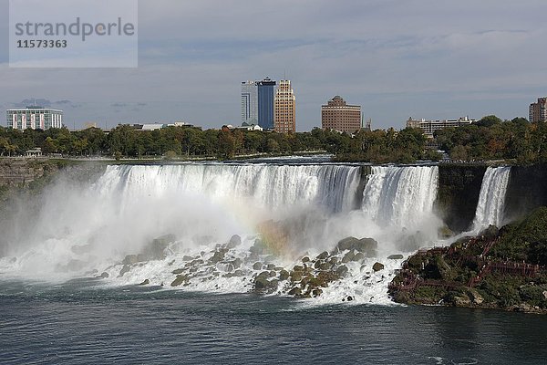Amerikanische Fälle mit Regenbogen  Blick auf die Fälle  Niagarafälle  Provinz  Provinz Ontario  Kanada  Nordamerika