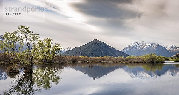 Glenorchy-Lagune  im Hintergrund Berge  Glenorchy  in Queenstown  Südland  Neuseeland  Ozeanien