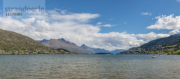 Lake Wakatipu vor Bergen  Queenstown  Region Otago  Südland  Neuseeland  Ozeanien