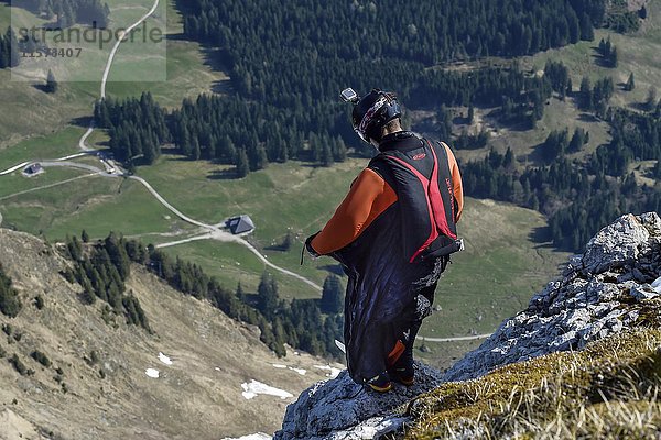 Basejumper mit Wingsuit beim Start  Pilatus  Luzern  Schweiz  Europa