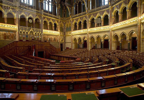 Plenarsaal im Parlamentsgebäude  Budapest  Ungarn  Europa