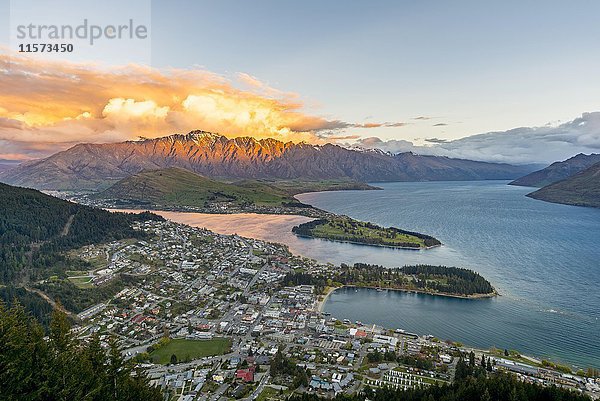 Blick auf den Lake Wakatipu und Queenstown bei Sonnenuntergang  Ben Lomond Scenic Reserve  Berkgette The Remarkables  Otago  Southland  Neuseeland  Ozeanien
