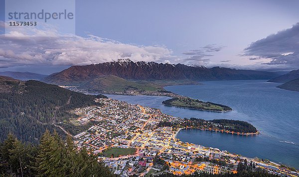 Blick auf den Lake Wakatipu und Queenstown in der Morgendämmerung  Ben Lomond Scenic Reserve  Berkgette The Remarkables  Otago  Southland  Neuseeland  Ozeanien