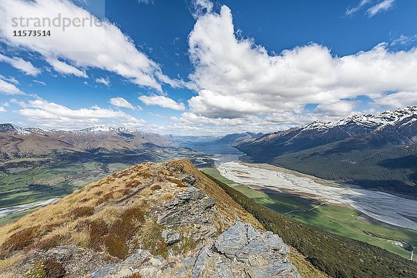 Blick auf den Lake Wakatipu vom Mount Alfred  Glenorchy bei Queenstown  Südliche Alpen  Otago  Southland  Neuseeland  Ozeanien