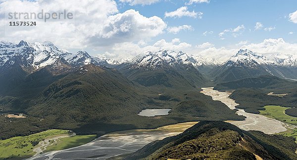 Blick auf Dart River und Berglandschaft  Mount Alfred  Glenorchy bei Queenstown  Südliche Alpen  Otago  Southland  Neuseeland  Ozeanien