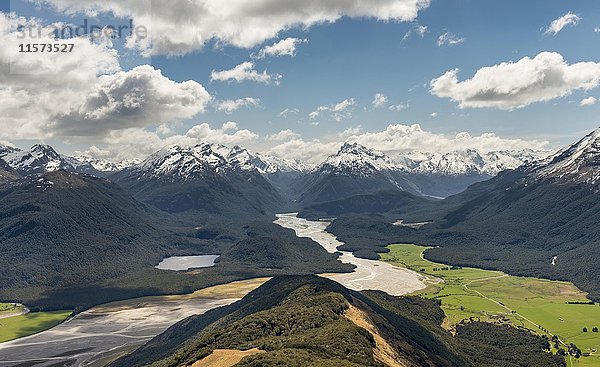 Blick auf Dart River und Berglandschaft  Mount Alfred  Glenorchy bei Queenstown  Südliche Alpen  Otago  Southland  Neuseeland  Ozeanien