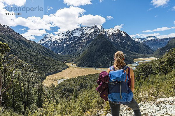 Wanderer überblickt die Routeburn Flats  Routeburn Track  hinter Humboldt Mountains  Westland District  Westküste  Southland  Neuseeland  Ozeanien