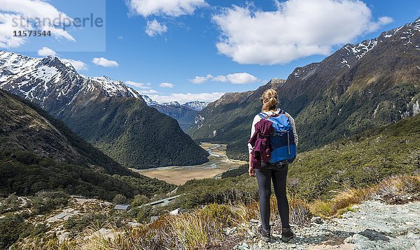 Wanderer überblickt die Routeburn Flats  Routeburn Track  hinter Humboldt Mountains  Westland District  Westküste  Southland  Neuseeland  Ozeanien