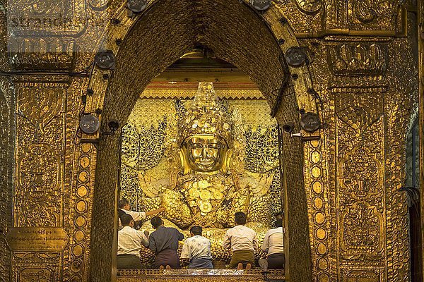 Heiliger goldener Buddha in der Mahamuni-Pagode  betende Einheimische  Mandalay  Myanmar  Asien