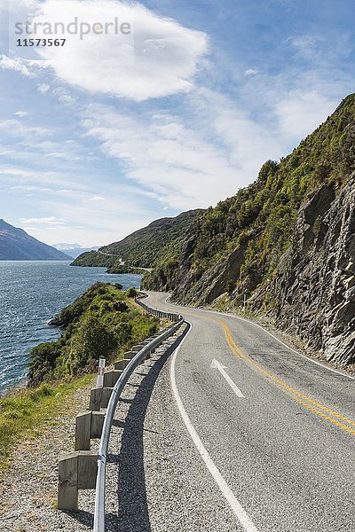 Straße führt am Lake Wakatipu entlang der Devils Staircase  Otago  Southland  Neuseeland  Ozeanien