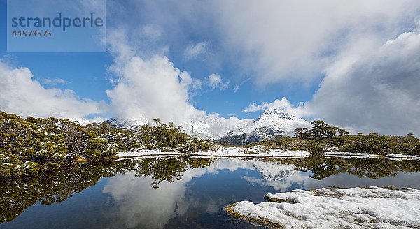 Schnee auf dem Gipfel des Key Summit  Mt. Christina  Fiordland National Park  Westküste  Southland  Neuseeland  Ozeanien