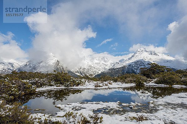 Schnee auf dem Gipfel des Key Summit  Mt. Christina  Fiordland National Park  Westküste  Southland  Neuseeland  Ozeanien