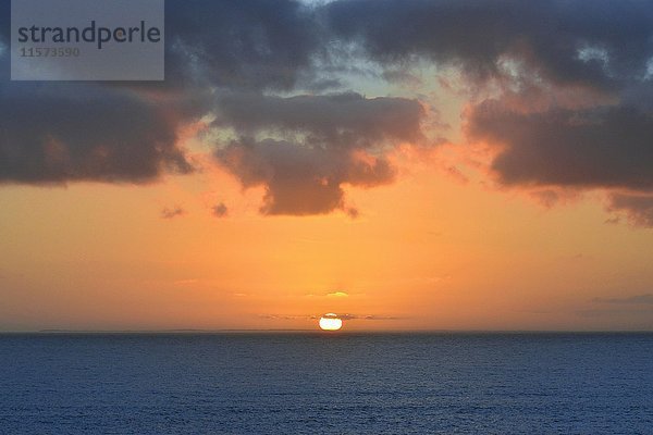 Sonnenuntergang mit Wolken  Sonne am Horizont  die Nordsee  Borkum  Ostfriesische Insel  Ostfriesland  Niedersachsen  Deutschland  Europa