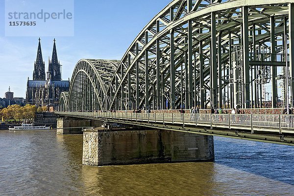 Kölner Dom  Rhein  Hohenzollernbrücke  Köln  Nordrhein-Westfalen  Deutschland  Europa