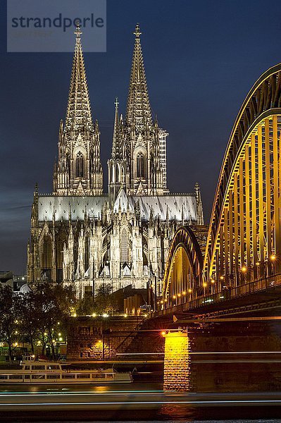 Kölner Dom  Hohenzollernbrücke  Rhein  Historisches Zentrum  Nachtszenen  Köln  Nordrhein-Westfalen  Deutschland  Europa