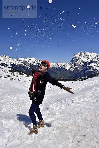 Asiatische Frau genießt den Schnee in den Bergen  Kleine Scheidegg  Schweizer Alpen  Berner Oberland  Kanton Bern  Schweiz  Europa
