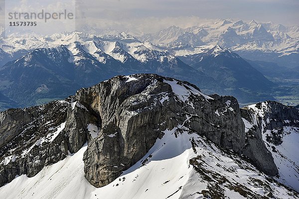 Blick auf den Pilatus in den Schweizer Alpen im Winter  Kriens  Schweiz  Europa