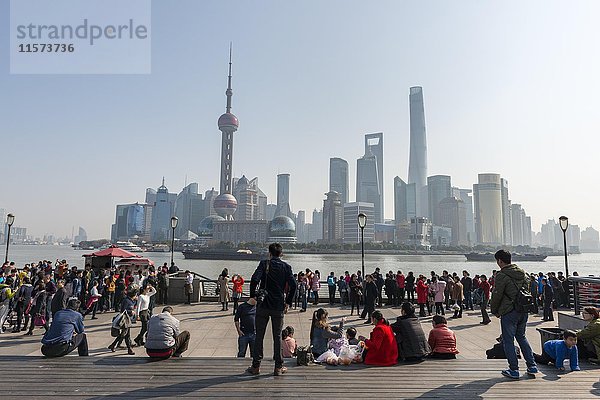 Uferpromenade The Bund  hinter Oriental Pearl Tower und Shanghai Tower  Shanghai  China  Asien