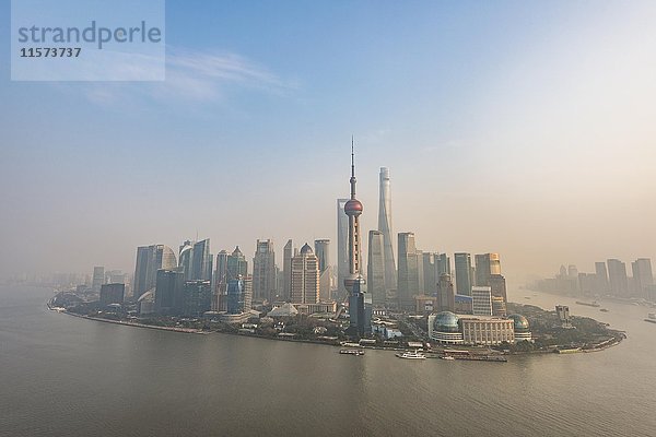 Skyline von Shanghai mit Oriental Pearl Tower und Shanghai Tower  Pudong  Shanghai  China  Asien