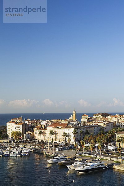Hafen mit vertäuten Segelbooten und Yachten  Ajaccio  Korsika  Frankreich  Europa