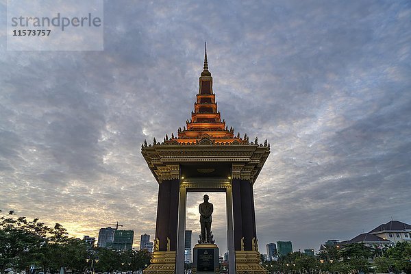 Statue von König Norodom Sihanouk  Abenddämmerung  Provinz Phnom Penh  Kambodscha  Asien