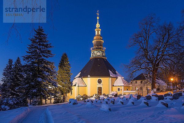 Kirche in der Dämmerung  Winter  Seiffen  Erzgebirge  Sachsen  Deutschland  Europa