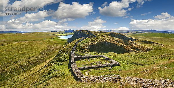 Hadrianswall mit Grundmauern des ehemaligen Wachturms  Haltwhistle  Northumberland  England  Vereinigtes Königreich  Europa