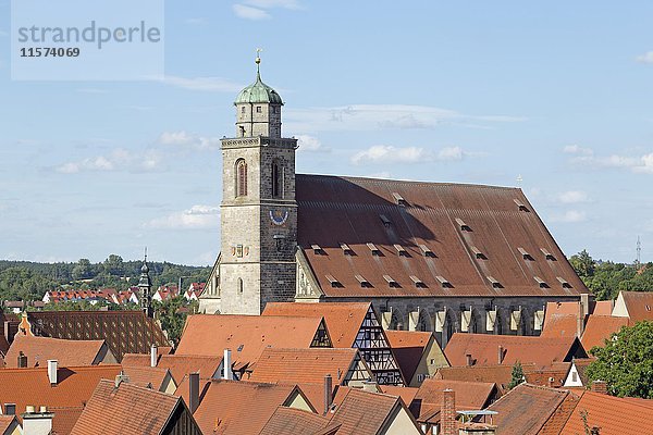 Blick über die Dächer der Kirche St. Georg  Dinkelsbühl  Mittelfranken  Bayern  Deutschland  Europa