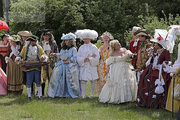 Barockfest mit festlich gekleideten Menschen  Schlosspark Ludwigslust  Mecklenburg-Vorpommern  Deutschland  Europa