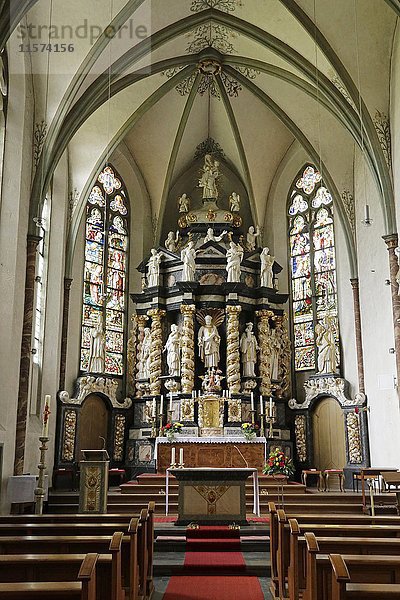 Altarraum mit Altar von Wilhelm Spliethoven  Kloster Oelinghausen  Herdringen  Sauerland  Nordrhein-Westfalen  Deutschland  Europa