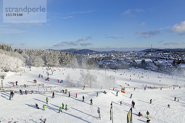 Skifahrer auf der Skipiste  Winterberg  Sauerland  Skigebiet Nordrhein-Westfalen  Deutschland  Europa