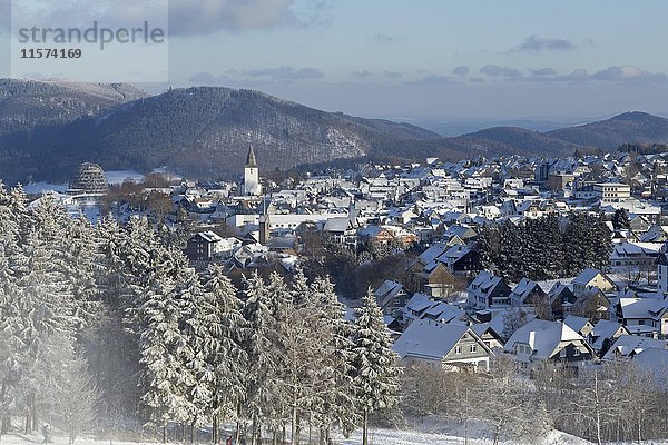 Winterberg mit Schnee  Sauerland  Nordrhein-Westfalen  Deutschland  Europa