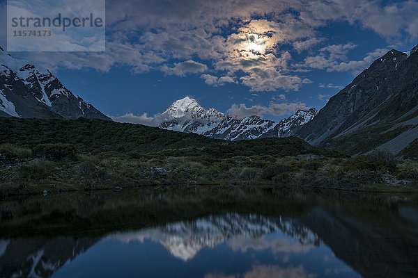 Der Mount Cook spiegelt sich im Mondlicht im Teich  Hooker Valley  Aoraki Mount Cook National Park  Canterbury Region  Southland  Neuseeland  Ozeanien