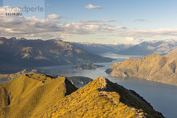 Blick von Roys Peak und Mount Roy auf den Lake Wanaka und die Berge  Otago  Southland  Neuseeland  Ozeanien